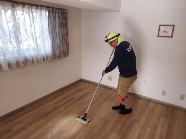 宮城県仙台市青葉区 フロアコーティング 施工中 ガラスUVコーティング