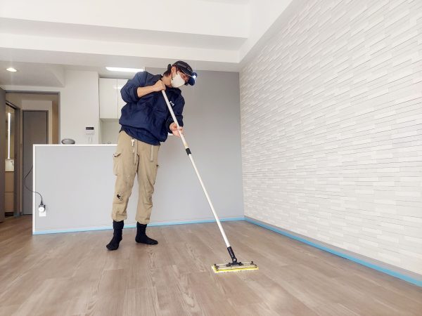 東京都江戸川区フロアコーティング 施工中の様子