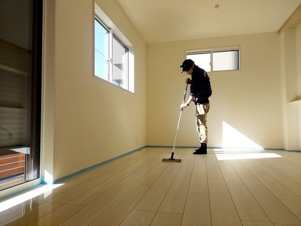 東京都府中市 フロアコーティング 施工中 ガラスUVコーティング