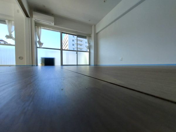 施工前：フローリングが滑りやすい状態