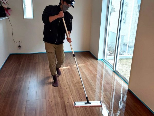 千葉県佐倉市 フロアコーティング 施工中 ガラスUVコーティング