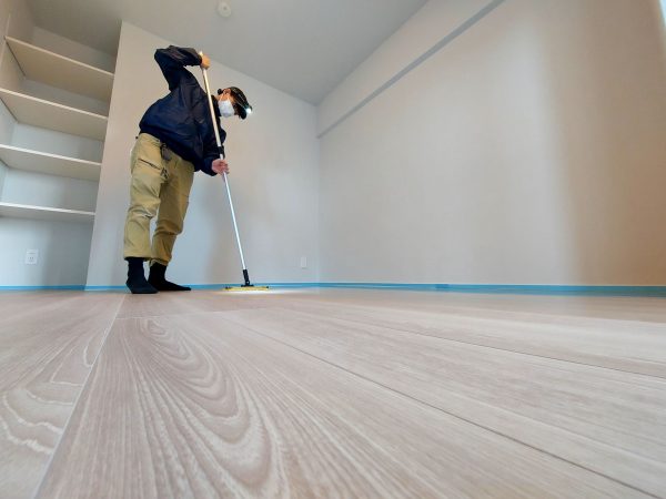 東京都葛飾区 フロアコーティング 施工中 UVコーティング