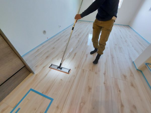 埼玉県川口市フロアコーティング 施工中 ガラスコーティング