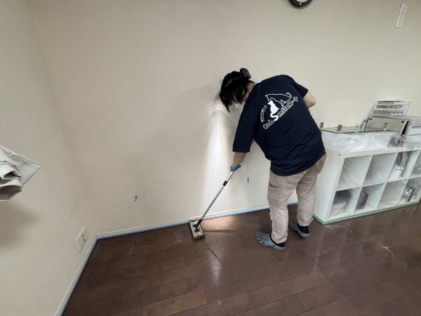川崎市中原区フロアコーティング 施工中の様子