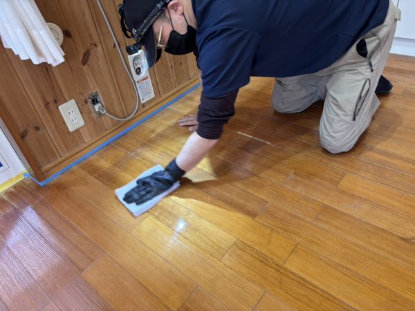 フォレストヒルズ那須 客室にて フロアコーティングを丁寧に施工している様子