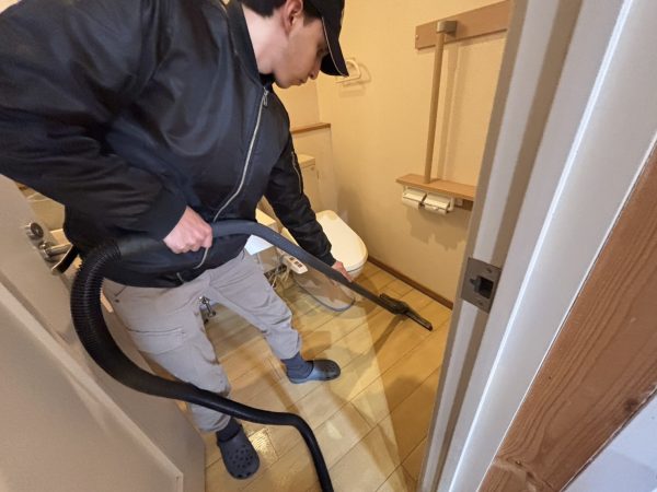 フォレストヒルズ那須 客室フローリングにコーティング作業中の様子