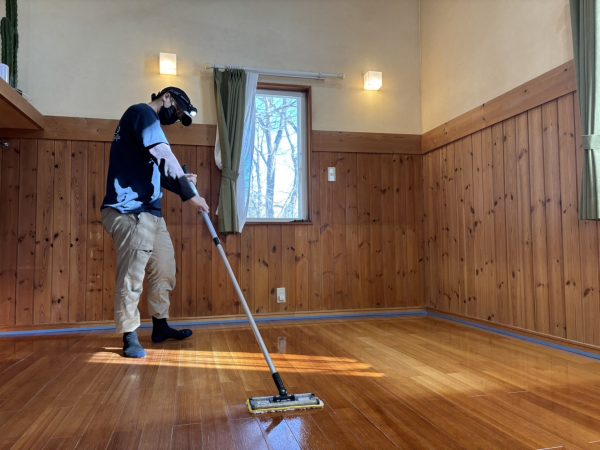 フォレストヒルズ那須 客室フローリングにコーティング作業中の様子