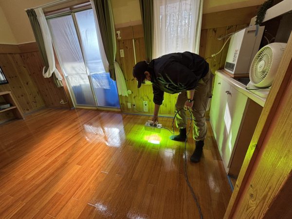 フォレストヒルズ那須 客室フローリングにコーティング作業中の様子