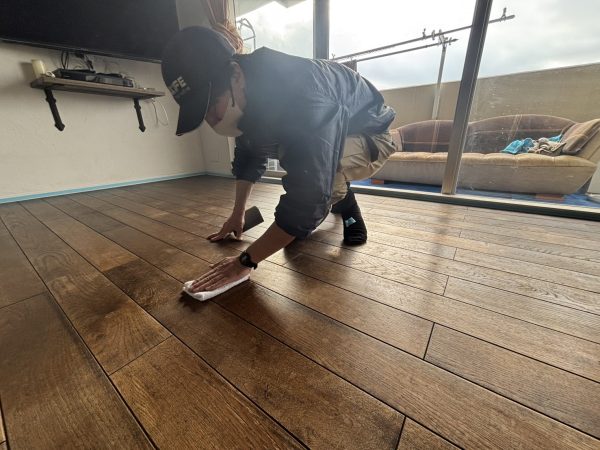 東京都足立区 フロアコーティング 施工中 わんスマイルコート