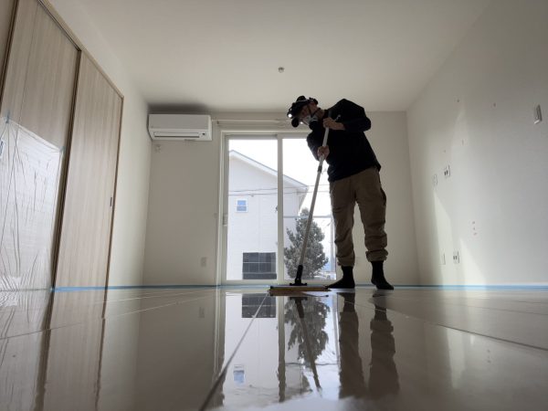 山梨県甲府市 フロアコーティング 施工中 わんスマイルコート