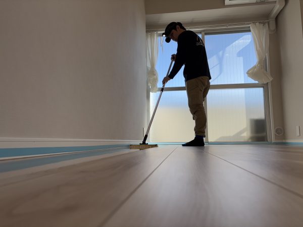 東京都足立区フロアコーティング 施工中の様子