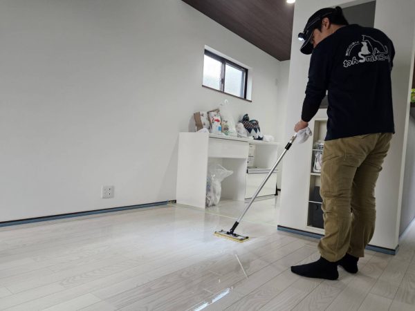 埼玉県新座市 フロアコーティング 施工中 わんスマイルコート
