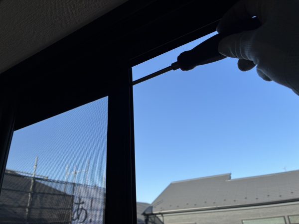 東京都府中市 新築戸建 網戸取付作業中