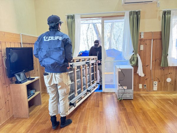 フォレストヒルズ那須 客室にて フロアコーティングをする前の荷物移動の様子