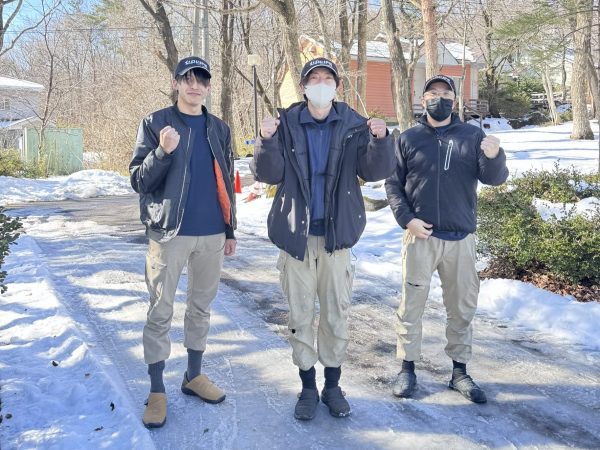 フォレストヒルズ那須 客室にて フロアコーティングをするアップライフのメンバー