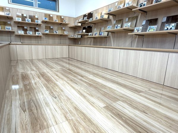 ペット用フロアコーティングを体感できるショールームの様子