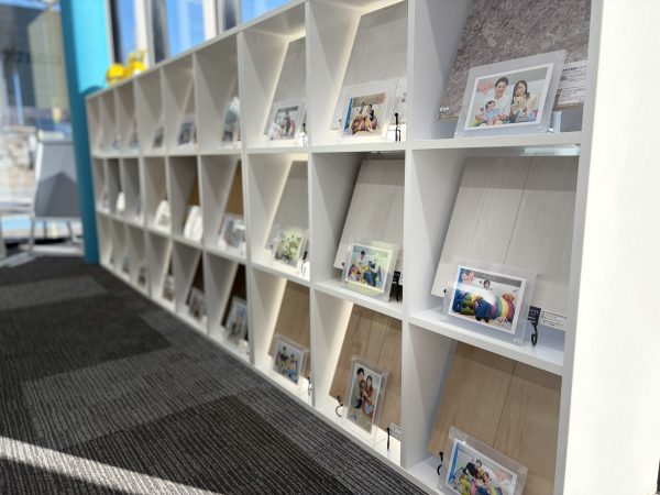 フロアコーティングの質感やツヤを実際に触って試せる床材
