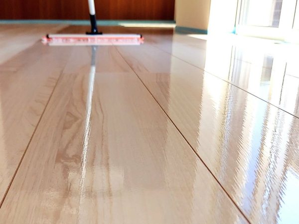 フロアコーティング後の床を正しい方法で掃除している様子