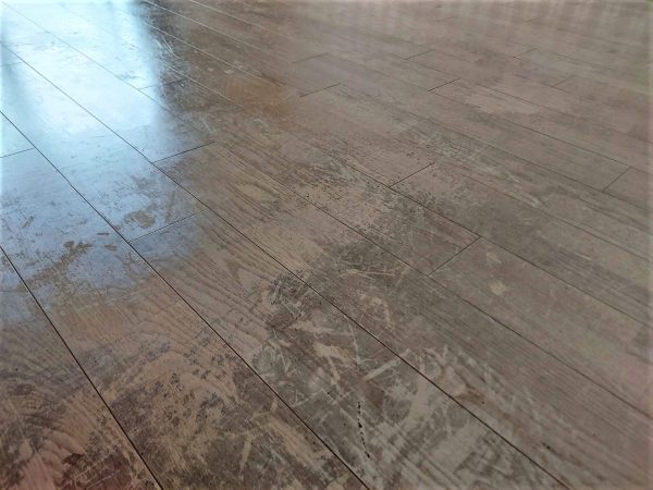 ワックス施工後のムラが出たフローリング表面