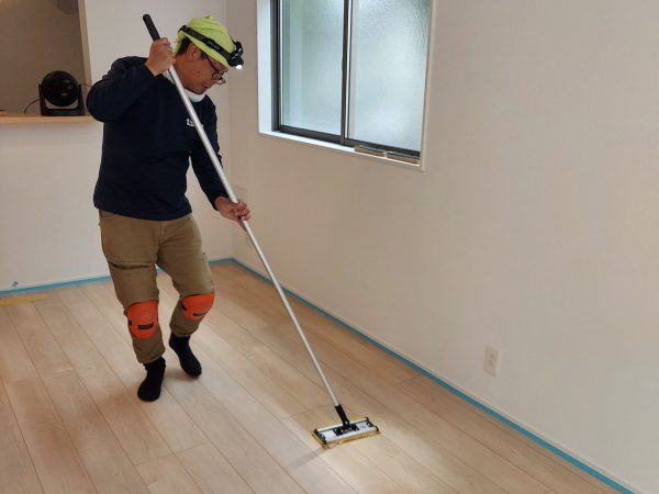 山形県山形市 フロアコーティング 施工中 ガラスUVコーティング