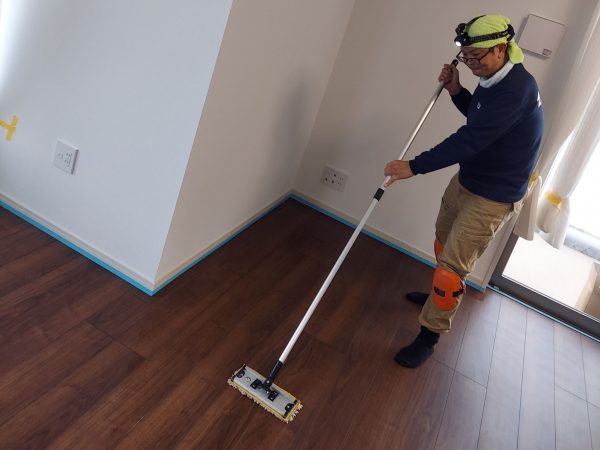 新潟市中央区 フロアコーティング 施工中 わんスマイルコート