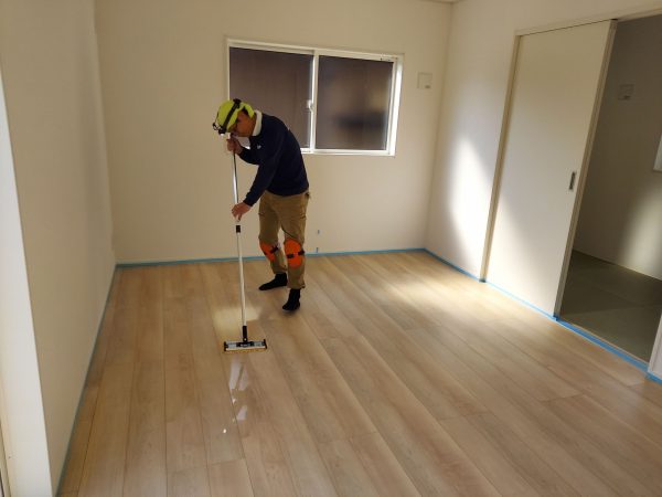 新潟県新潟市フロアコーティング 施工中 ガラスコーティング