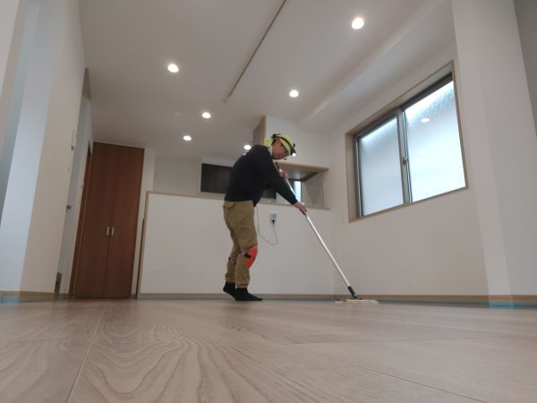 東京都江戸川区 フロアコーティング 施工中 わんスマイルコート