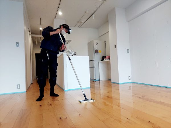 東京都江東区 フロアコーティング 施工中 わんスマイルコート