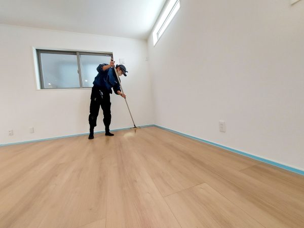 神奈川県相模原市 フロアコーティング 施工中 UVコーティング