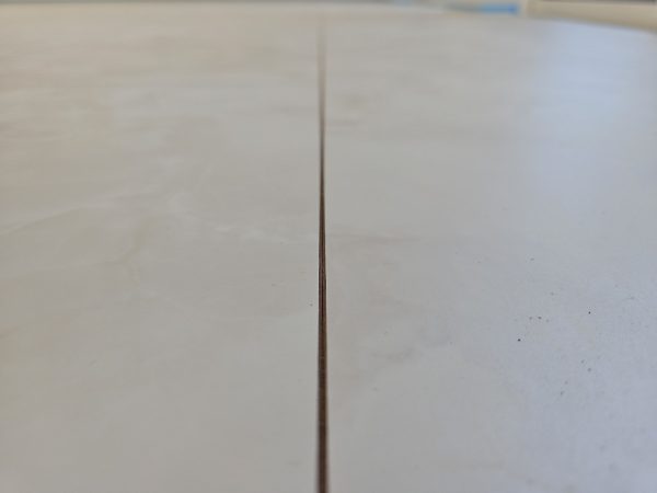 施工前：何もしていないフローリングは汚れがつきやすい状態