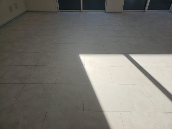 施工前：何もしていないフローリングは汚れがつきやすい状態