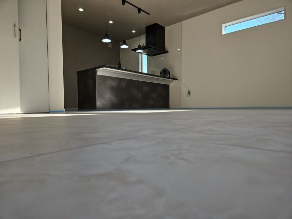 施工前：何もしていないフローリングは汚れがつきやすい状態