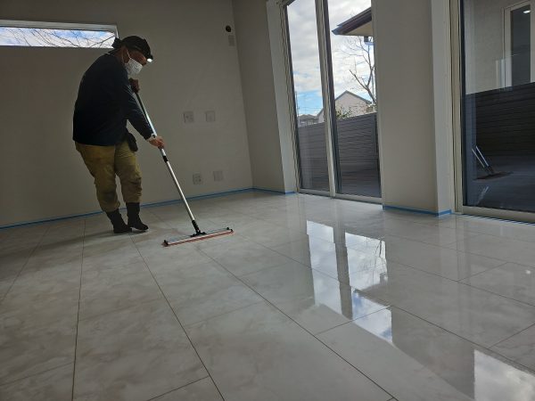 東京都府中市 フロアコーティング 施工中 UVコーティング