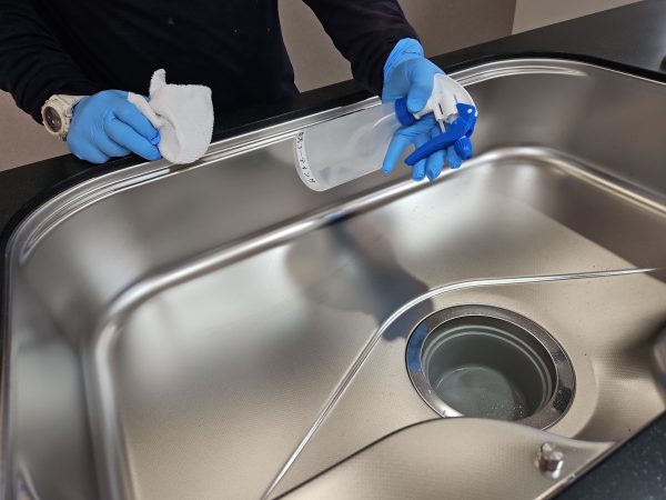 東京都府中市 フロアコーティング 施工中 防カビ防汚フッ素コーティング