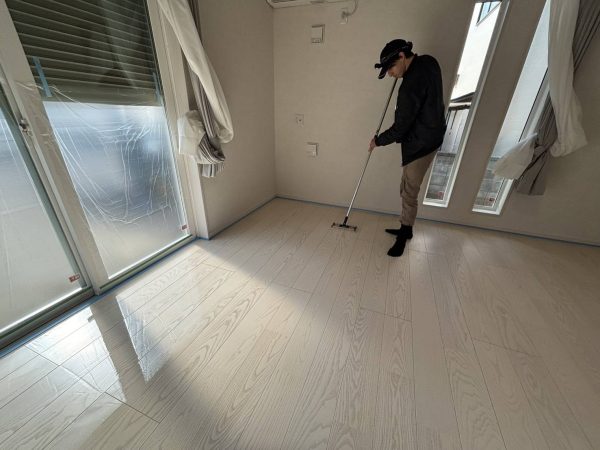 埼玉県久喜市 フロアコーティング 施工中 ガラスUVコーティング