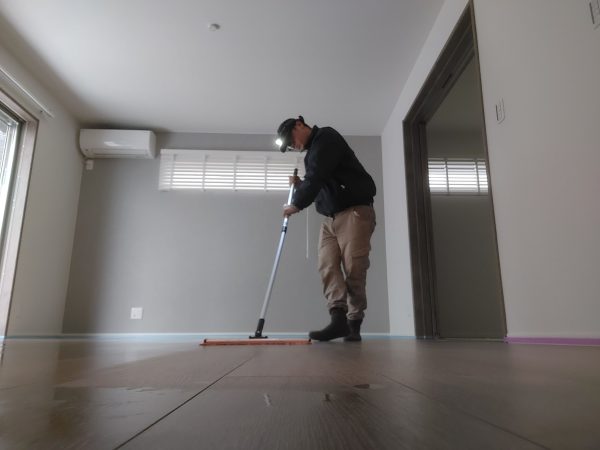 千葉県流山市フロアコーティング 施工中 ガラスコーティング