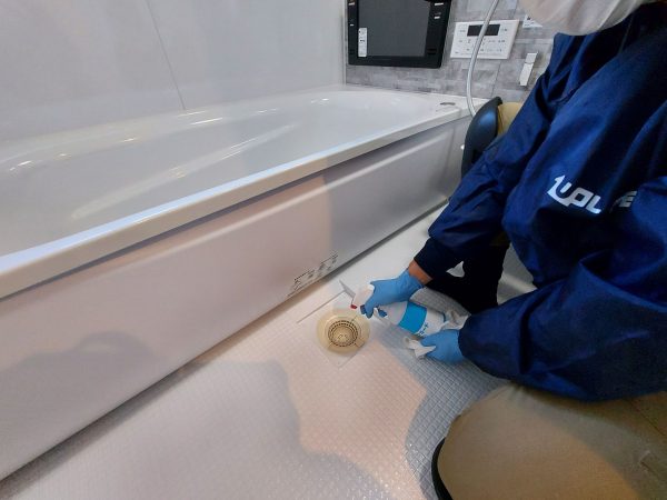 神奈川県横浜市 フロアコーティング 施工中 防カビ防汚フッ素コーティング