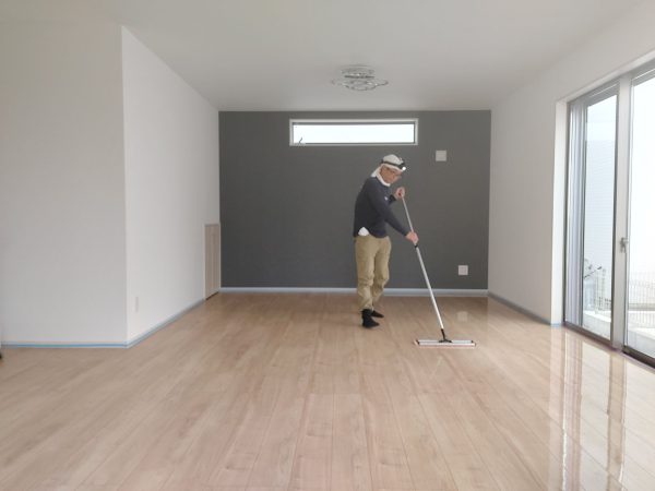 東京都青梅市 フロアコーティング 施工中 UVコーティング