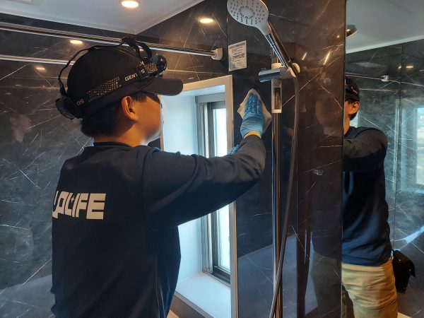 横浜市西区 フロアコーティング 施工中 防カビ防汚フッ素コーティング