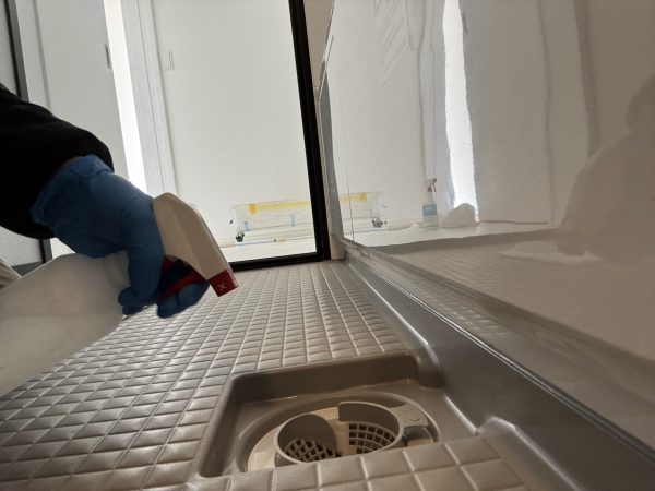 埼玉県さいたま市緑区 フロアコーティング 施工中 防カビ防汚フッ素コーティング