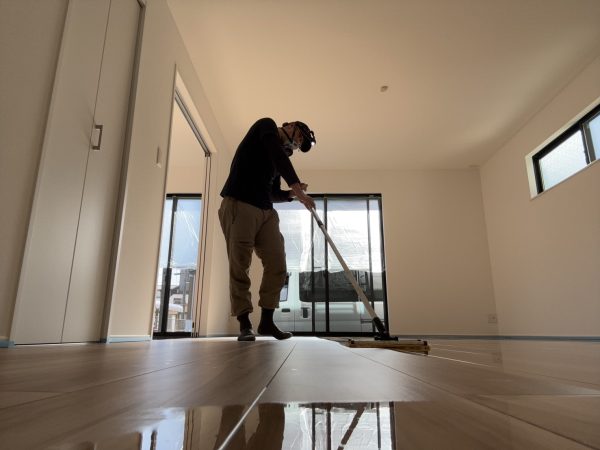 埼玉県さいたま市緑区 フロアコーティング 施工中 ガラスUVコーティング