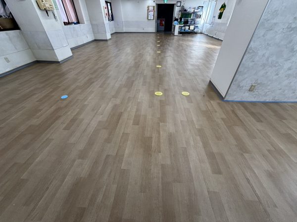 草加整形外科内科のフロアコーティング施工前の床