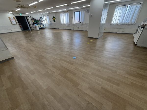 草加整形外科内科のフロアコーティング施工前の床