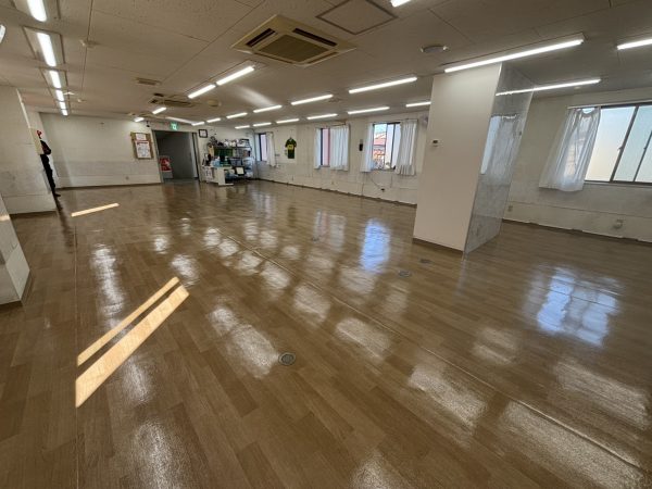 草加整形外科内科の院内フロアコーティング施工後の全景