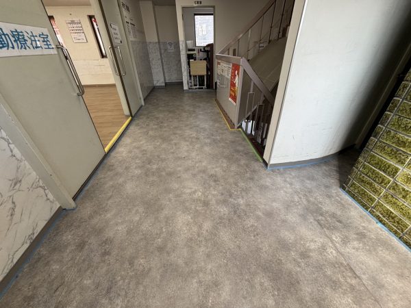 草加整形外科内科のフロアコーティング施工前の床