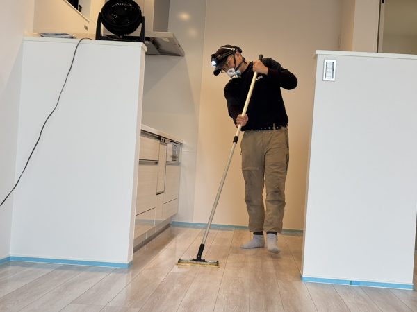 東京都葛飾区 フロアコーティング 施工中 ガラスUVコーティング