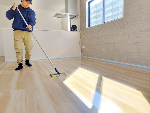 【埼玉県越谷市】フロアコーティング施工事例|新築戸建 ガラスUVコーティング 埼玉県越谷市 フロアコーティング 施工中 ガラスUVコーティング