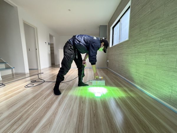 【埼玉県越谷市】フロアコーティング施工事例|新築戸建 ガラスUVコーティング 埼玉県越谷市 フロアコーティング 施工中 ガラスUVコーティング