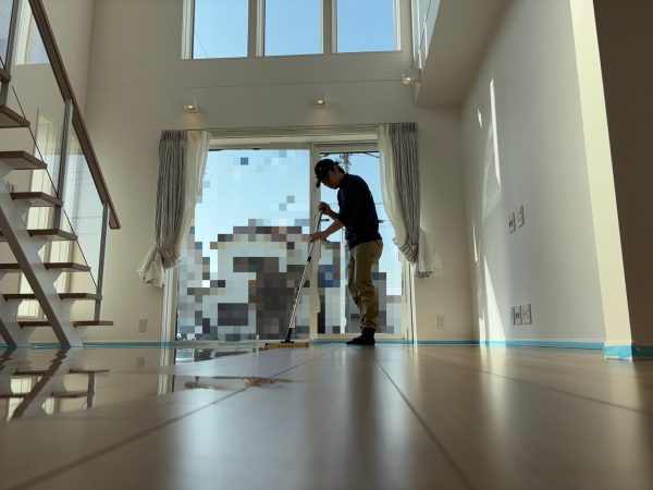 【埼玉県越谷市】フロアコーティング施工事例|新築戸建 ガラスUVコーティング 埼玉県越谷市 フロアコーティング 施工中 ガラスUVコーティング