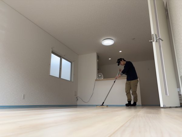 【埼玉県三郷市】ペット用フロアコーティング施工事例|新築戸建 わんスマイルコート 埼玉県三郷市 フロアコーティング 施工中 わんスマイルコート